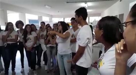 Vídeo: professora ensina a colocar preservativo com a boca em。